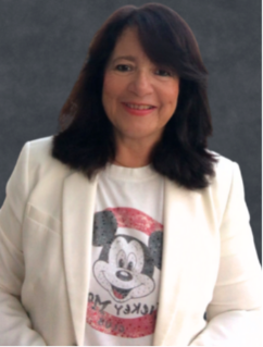 Especialista em Segurança Escolar, Condominial e Empresarial, Gestão de Crises  e Liderança.  Autora, palestrante, mentora e Perita Judicial, com Cultura Organizacional Disney como diferencial de atuação. 